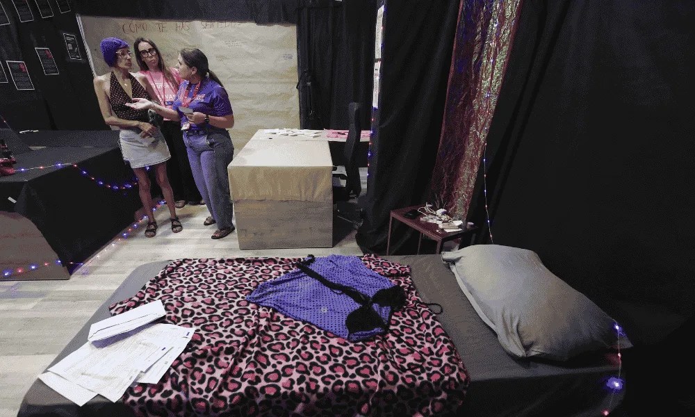 La asociación Betania en La Línea de la Concepción (Cádiz) ha recreado la habitación de una víctima de explotación sexual para así, poder visibilizar la realidad de la trata de seres humanos en el Día Mundial contra la Trata de Seres Humanos.