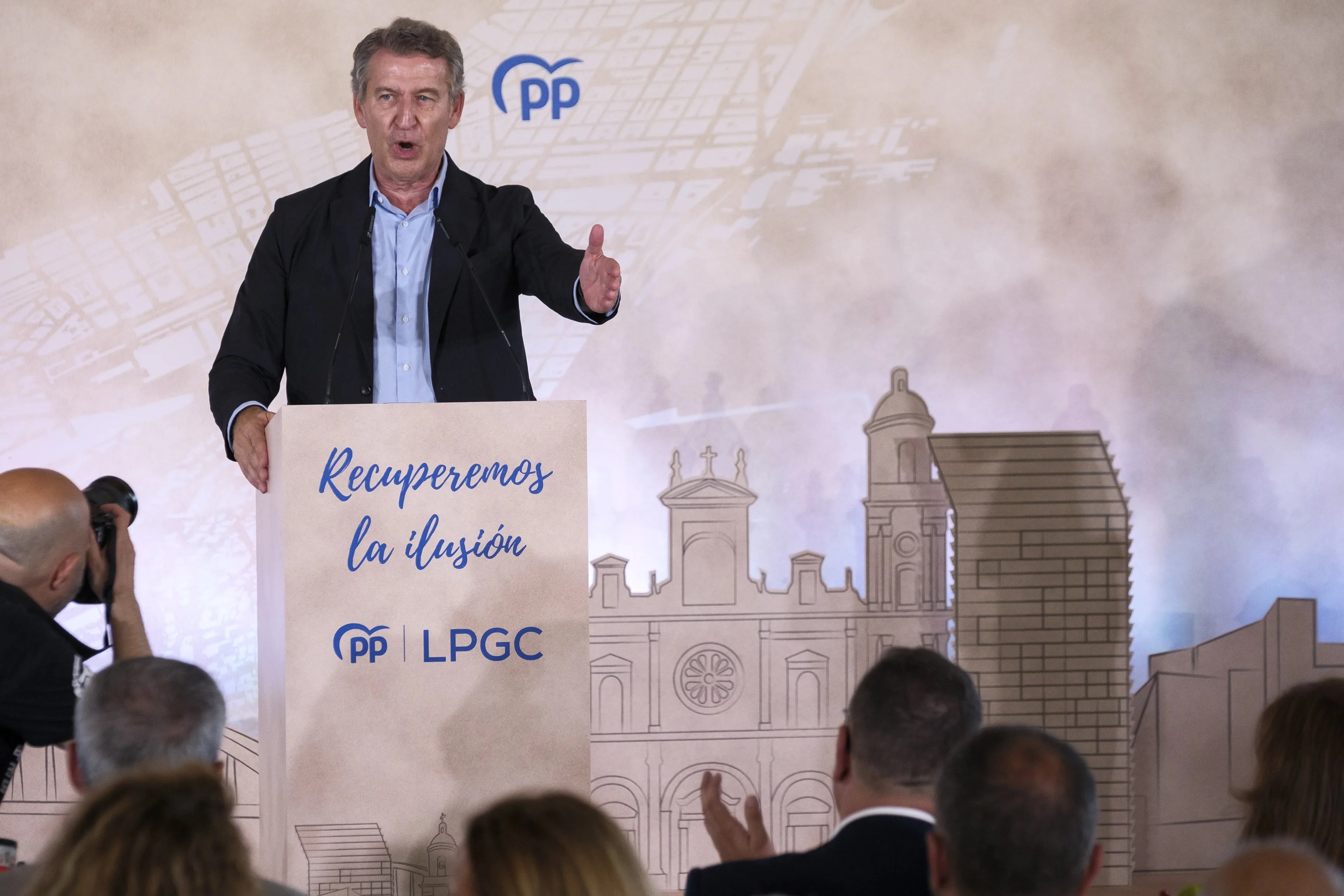 Alberto Núñez Feijóo durante el acto de presentación del nuevo candidato de su partido a alcalde de Las Palmas de Gran Canaria, Poli Suárez. EFE/Ángel Medina G.
