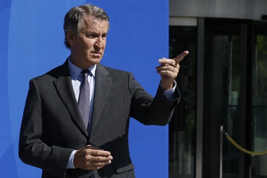 El presidente del PP, Alberto Núñez Feijóo, a su llegada al Foro EPP Libertas que tiene lugar este miércoles en Madrid.