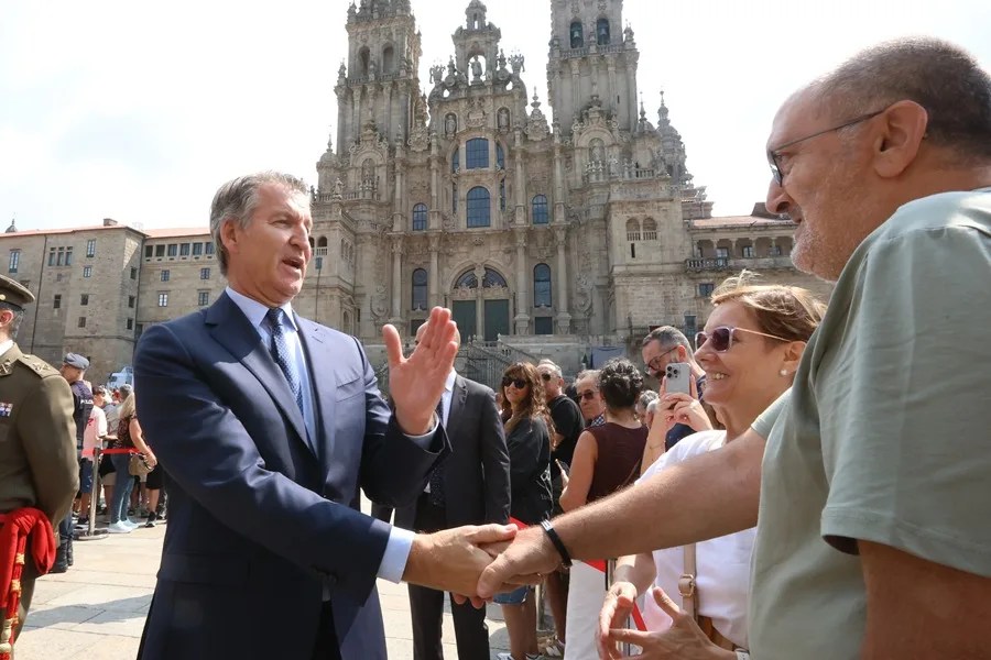 El presidente del Partido Popular, Alberto Núñez Feijóo, saluda en la plaza del Obradoiro a turistas y peregrinos, después de asistir a la ofrenda nacional al Apóstol Santiago, patrón de España.