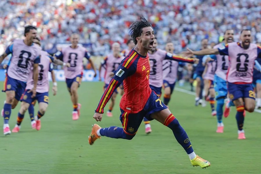 Ferrán Torres de España celebra un gol