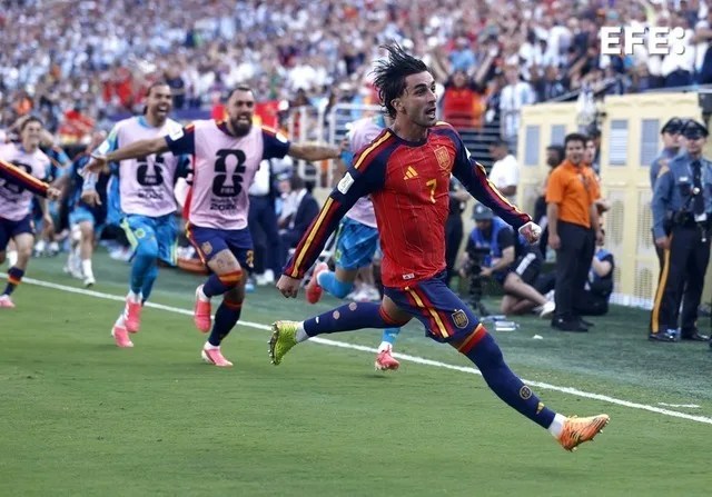 El español Ferran Torres celebra el gol