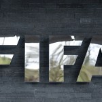 Se observa el logotipo de la FIFA en la sede del organismo antes del sorteo de la repesca para la Copa Mundial de la FIFA 2026