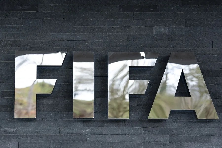 Se observa el logotipo de la FIFA en la sede del organismo antes del sorteo de la repesca para la Copa Mundial de la FIFA 2026