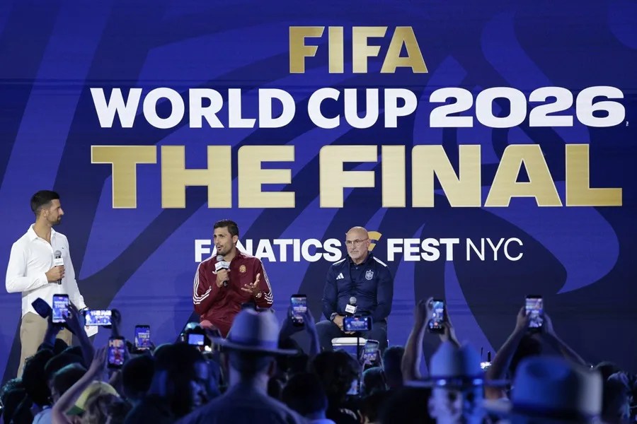 Novak Djokovic, Rodri y Luis de la Fuente participan en un evento con aficionados este vienes.