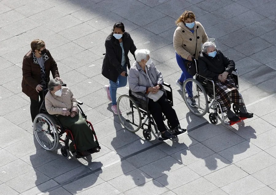 Tres mujeres dependientes pasean