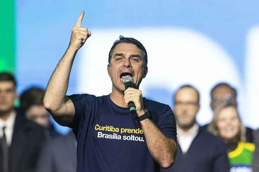 Flávio Bolsonaro propone "liberar" a Brasil de las "amarras" del Mercosur