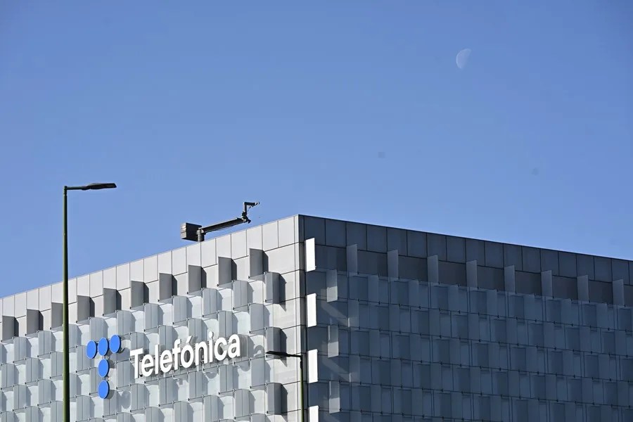 Logotipo en la fachada de uno de los bloques de Distrito Telefónica, sede de la compañía de telecomunicaciones Telefónica.