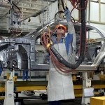 Imagen de archivo que muestra un trabajador en la fábrica de Geely Holding Group en Ningbo, China.