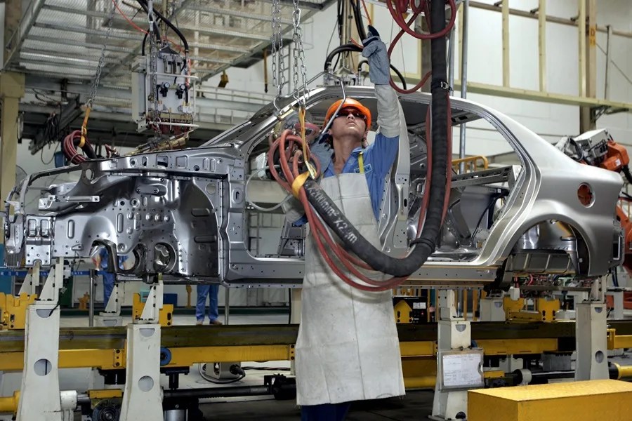 Imagen de archivo que muestra un trabajador en la fábrica de Geely Holding Group en Ningbo, China.
