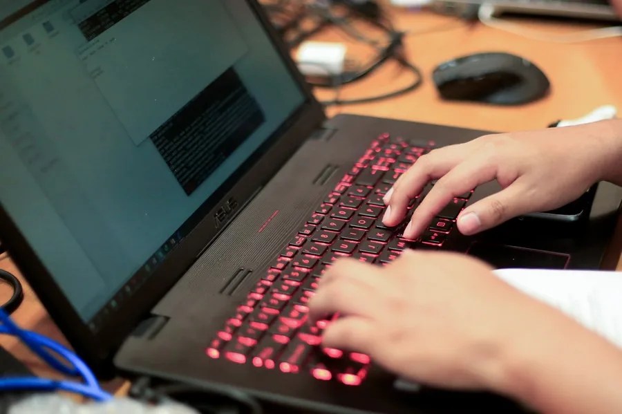 Fotografía que muestra a una persona utilizando un computador,