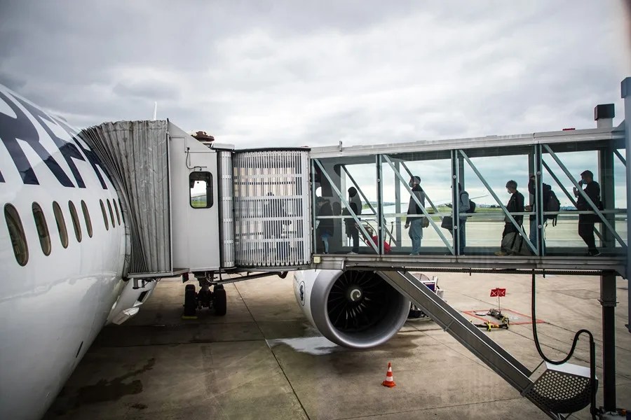 Pasajeros embarcan en un vuelo de Air France en el aeropuerto de Roissy