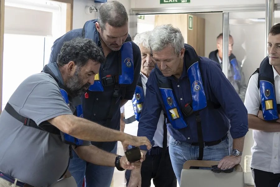 El titular del Gobierno gallego, Alfonso Rueda (d), visita la intervención arqueológica subacuática del pecio de Punta Restelos, el posible galeón Santa María La Anunciada, hundido en 1596