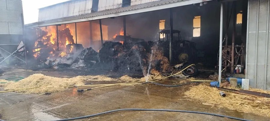 Labores de extinción del incendio causado por un rayo en Cerecinos de Campos (Zamora)