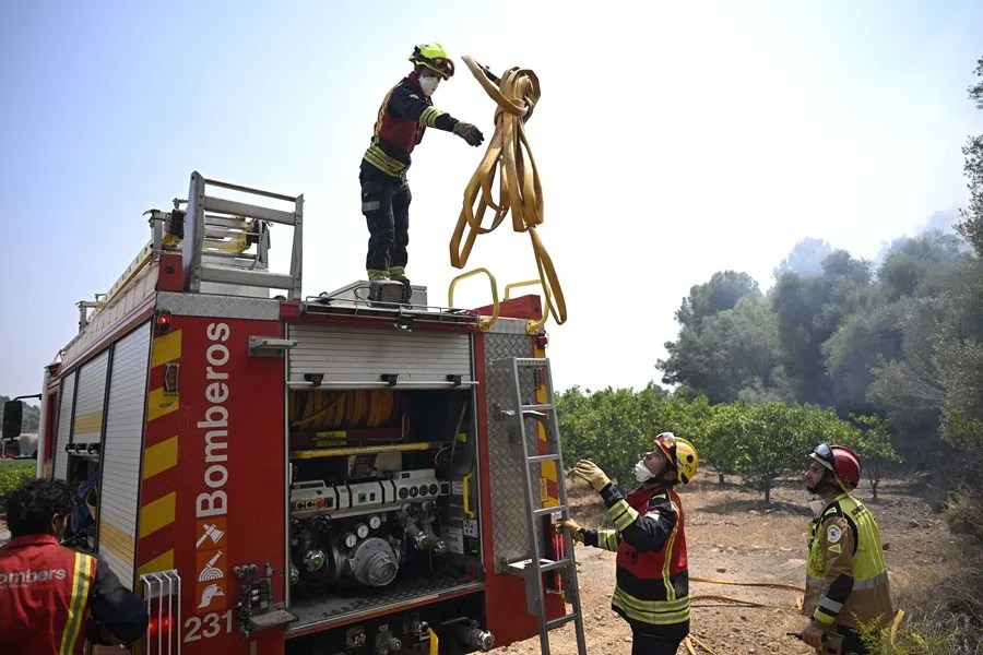 Efectivos de bomberos trabajan en Betxí (Castellón).