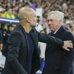 Pep Guardiola (i) saluda a Carlo Ancelotti.