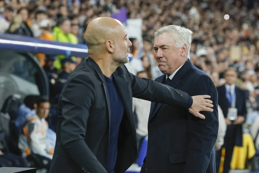 Pep Guardiola (i) saluda a Carlo Ancelotti.