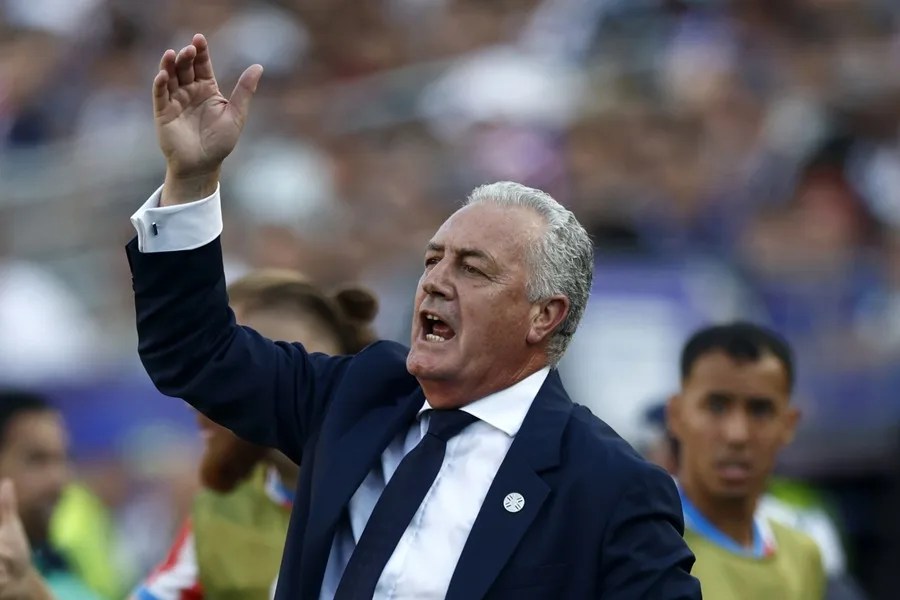 Gustavo Alfaro pone en duda su continuidad con Paraguay tras eliminación con Francia