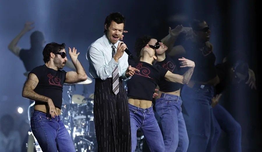 El cantante Harry Styles (c), durante un concierto