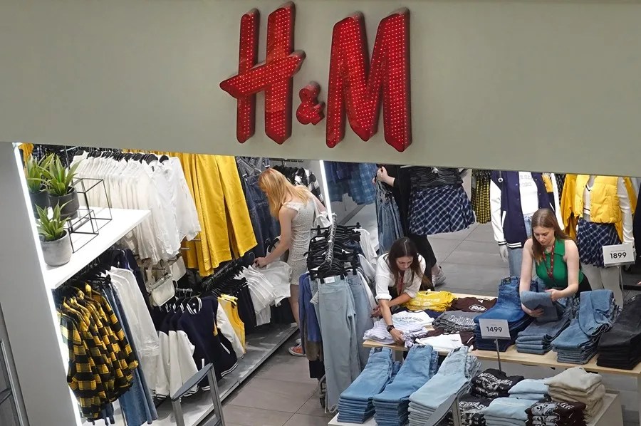 ogotipo de la multinacional de ropa H&M Group (Hennes & Mauritz AB) en una tienda
