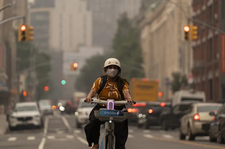 Una persona monta en bicicleta en Nueva York, Estados Unidos, el 16 de julio de 2026