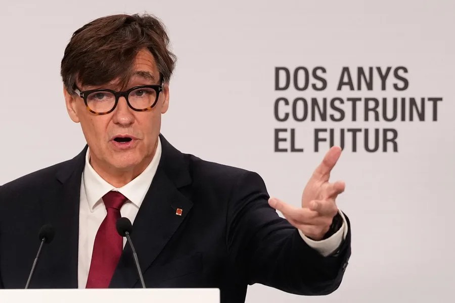 El presidente de la Generalitat de Cataluña, Salvador Illa, comparece en rueda de prensa