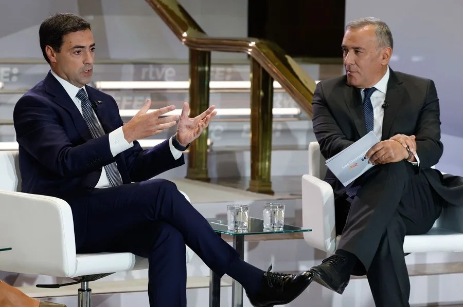 El lehendakari Imanol Pradales y Xabier Fortes (d), director de La Noche en 24h, en una nueva entrega de 'Los Desayunos' de RTVE y la Agencia EFE, este viernes, en la sede del Instituto Cervantes de Madrid.