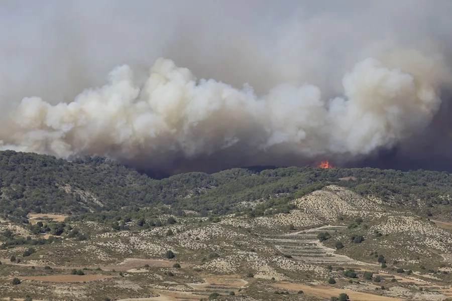 Vista de las labores de extinción de un incendio en Alcubierre (Zaragoza).
