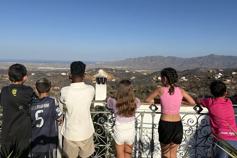 Varios niños observan el paisaje desde un mirador en la localidad almeriense de Bédar, uno de los municipios evacuados por el incendio de Los Gallardos.