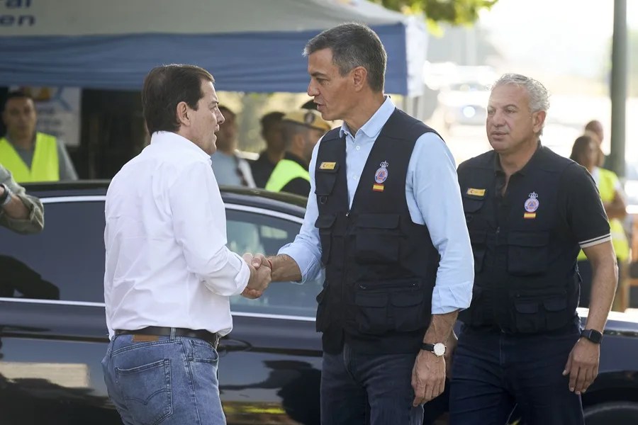 El presidente del Gobierno, Pedro Sánchez (c), saluda al presidente de la Junta de Castilla y León, Alfonso Fernández Mañueco (i), en presencia del delegado del Gobierno en esta comunidad, Nicanor Sen (d), hoy en Navaluenga.