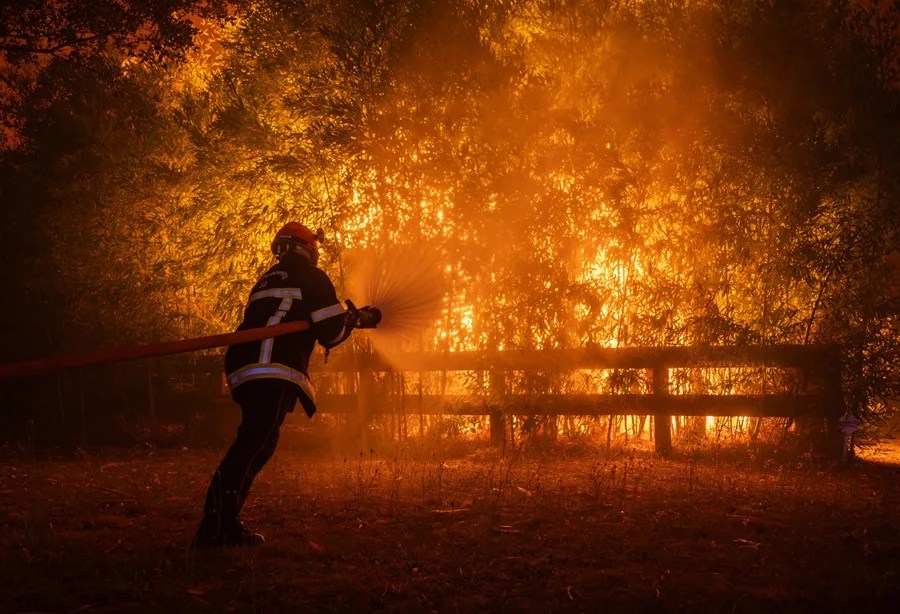 Efectivos trabajan en el incendio que asola el sur de Francia.