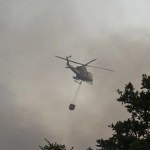 Un helicóptero en labores de extinción del incendio de nivel 2 que se ha declarado en la localidad leonesa de La Utrera.