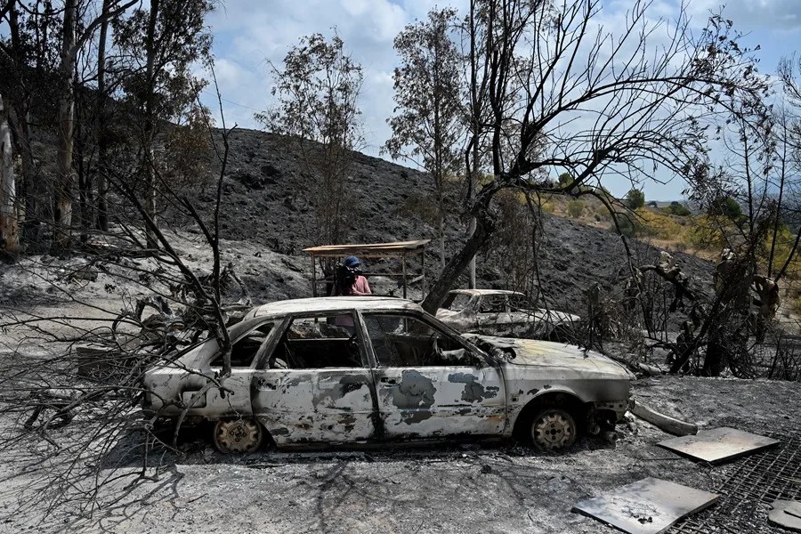 Varios vehiculos calcinados en Los Gallardos, Almería.