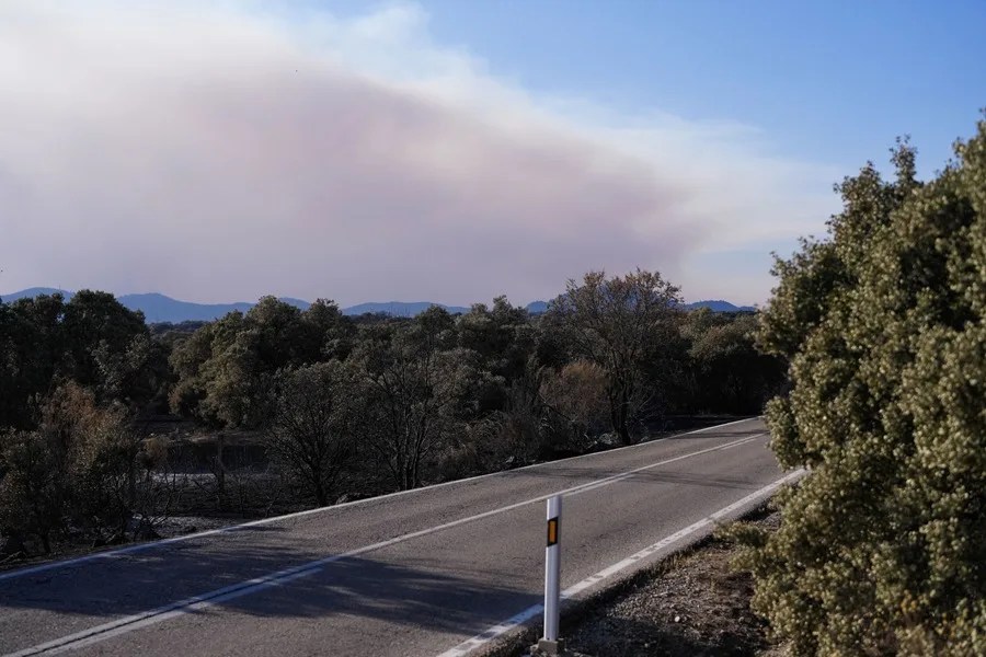 Vista de la nube de humo provocada por el incendio de Aldea del Fresno desde Navalcarnero (Madrid).
