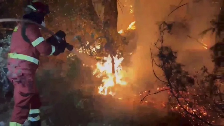 Captura vídeo facilitada por la UME de las labores de extinción en el flanco izquierdo del incendio en Peñarroya (Teruel), en la comarca del Matarraña (Teruel).
