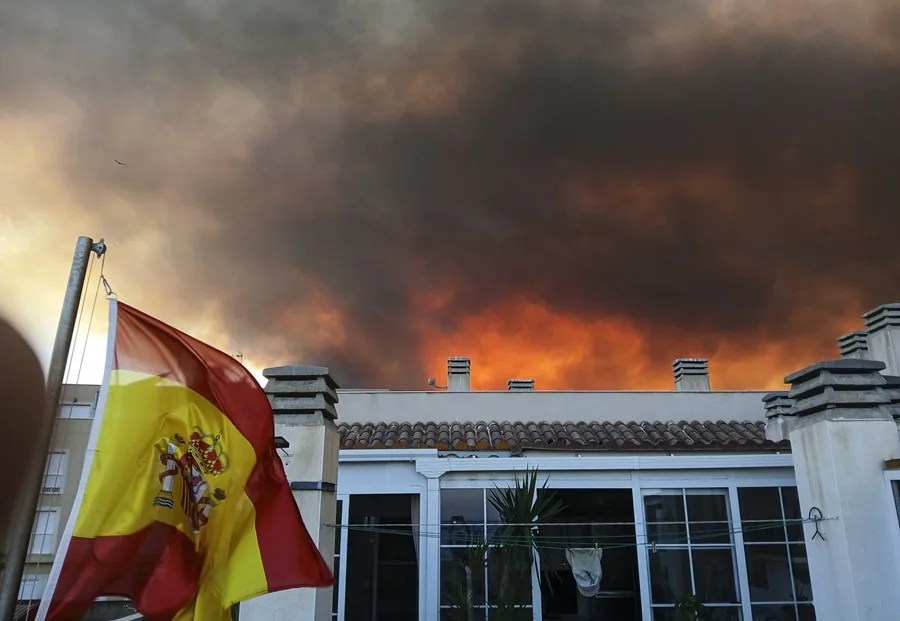 Vista de las llamas tomadas ayer desde la localidad almeriense de Garrucha