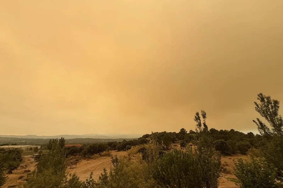 Vista de la humareda del incendio en la localidad de Sotillo de la Adrada (Ávila).