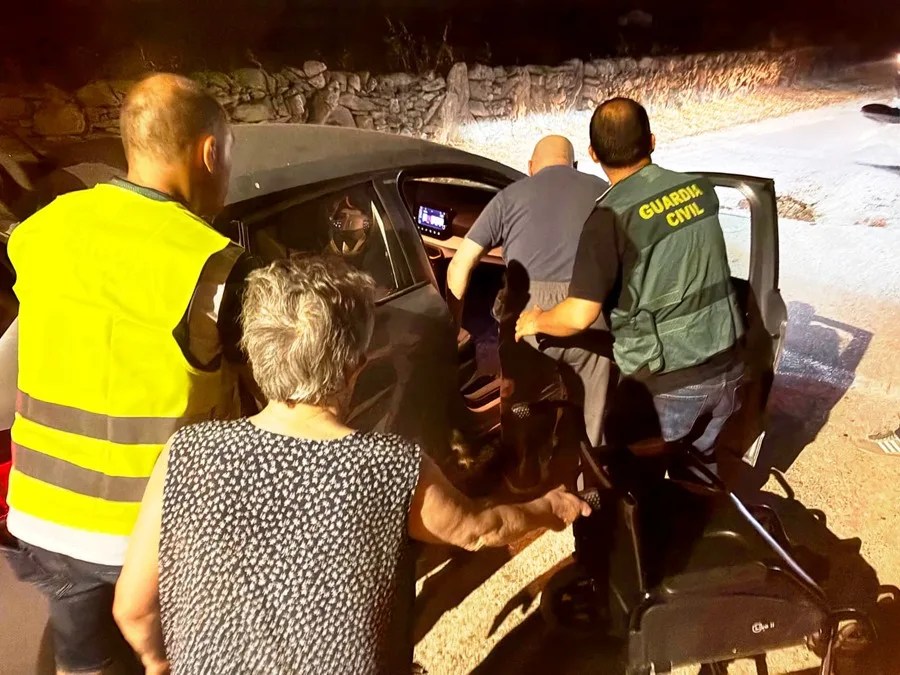 El incendio en Fermoselle (Zamora) continúa descontrolado tras una noche en la que ha habido que evacuar varias poblaciones