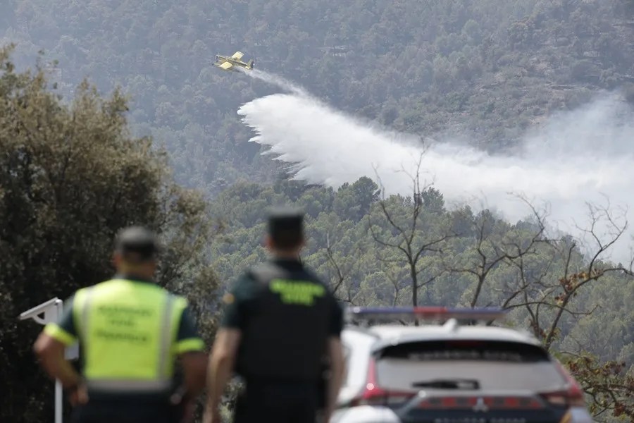 Un hidroavión realiza una descarga de agua en los alrededores de la ermita de Santa Bárbara en Onda (Castellón), durante la quinta jornada de lucha contra el fuego en la Vall d'Uixó (Castellón).