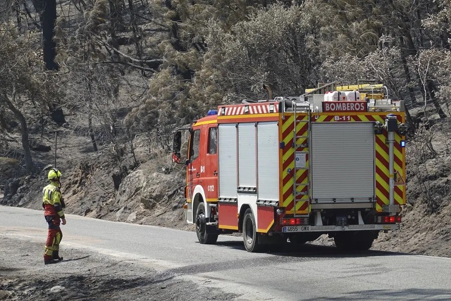 Un camión de bomberos trabaja en la superficie arrasada este miércoles en Casavieja (Ávila).