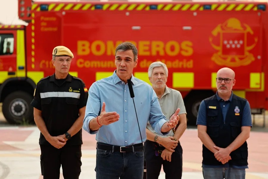 El presidente del Gobierno, Pedro Sánchez (2i), acompañado por el teniente general de la Unidad Militar de Emergencias (UME), Francisco Javier Marcos (i), el ministro del Interior, Fernando Grande-Marlaska (2d), y el delegado del Gobierno en Madrid, Francisco Martín (d), comparece desde el Puesto de Mando Avanzado (PMA), en Cenicientos (Madrid).