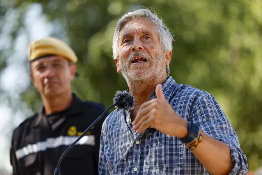 El teniente general de la Unidad Militar de Emergencias (UME), Francisco Javier Marcos (i) y el ministro del Interior, Fernando Grande-Marlaska (d) durante una rueda de prensa en el Puesto de Mando Avanzado (PMA) de Navalcarnero (Madrid) este lunes.