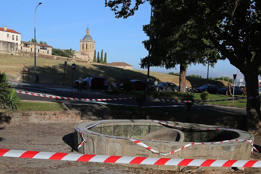 Una persona ha fallecido y otra ha resultado herida esta madrugada tras el derrumbe de la fuente de la Glorieta del Árbol Gordo, en Ciudad Rodrigo