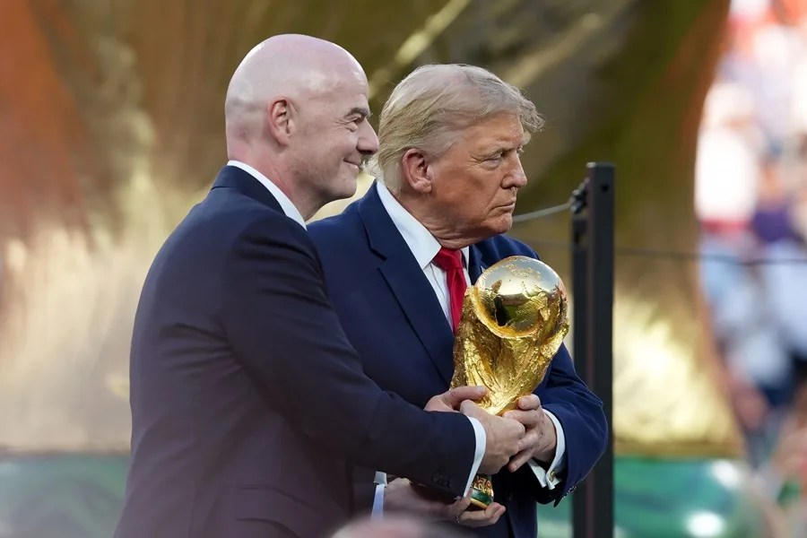 El presidente de la FIFA, Gianni Infantino (i) y el presidente de Estados Unidos, Donald Trump (c)