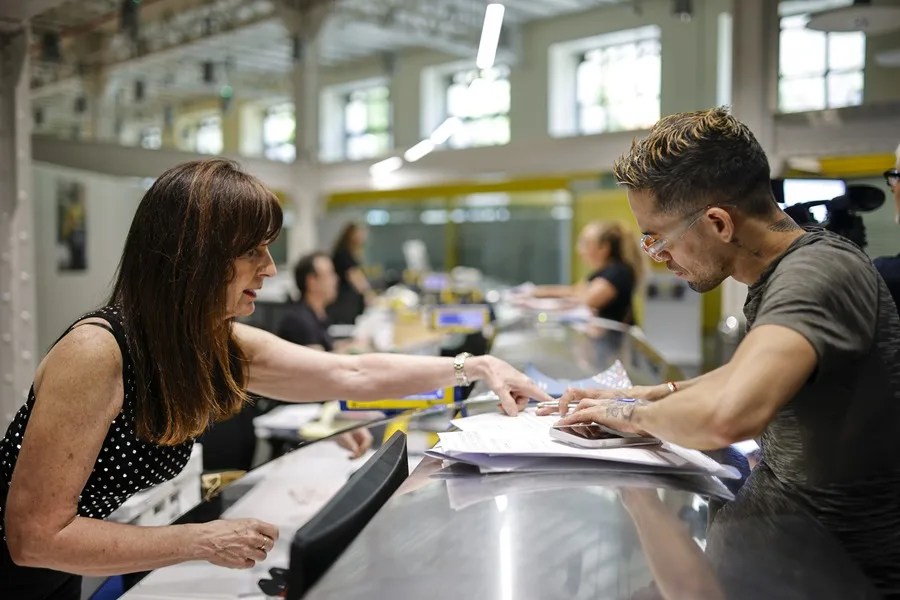 Una persona durante la regularización extraordinaria de inmigrantes.