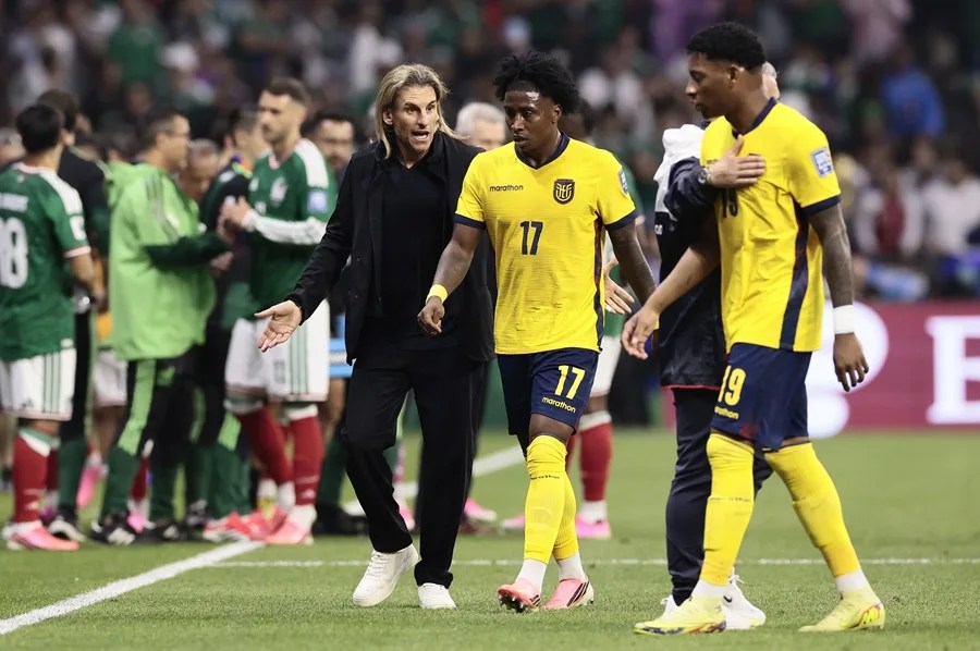 Sebastián Beccacece habla con Angelo Preciado (c) en un partido de los dieciseisavos de final de la FIFA 2026