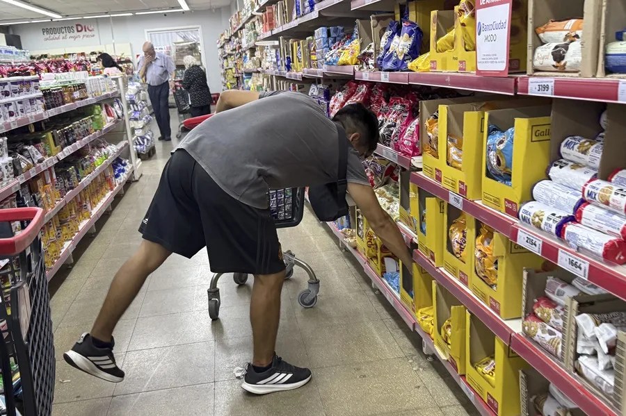 Los precios al consumidor en Argentina se aceleran al 33,5 % interanual en junio