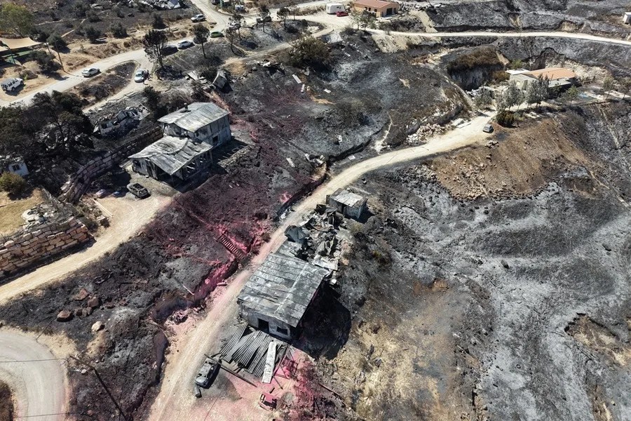 Vista de casas quemadas en el asentamiento israelí de Havat Gilad, cerca de la ciudad de Nablus