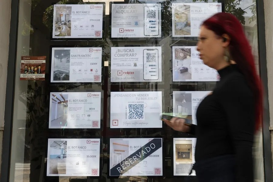 Una persona pasa ante el escaparate de una inmobiliaria