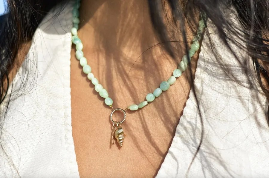 Corales, estrellas de mar, conchas y caracolas, los accesorios de inspiración marina que más nos recuerdan a la infancia, se cuelan en el diseño de accesorios